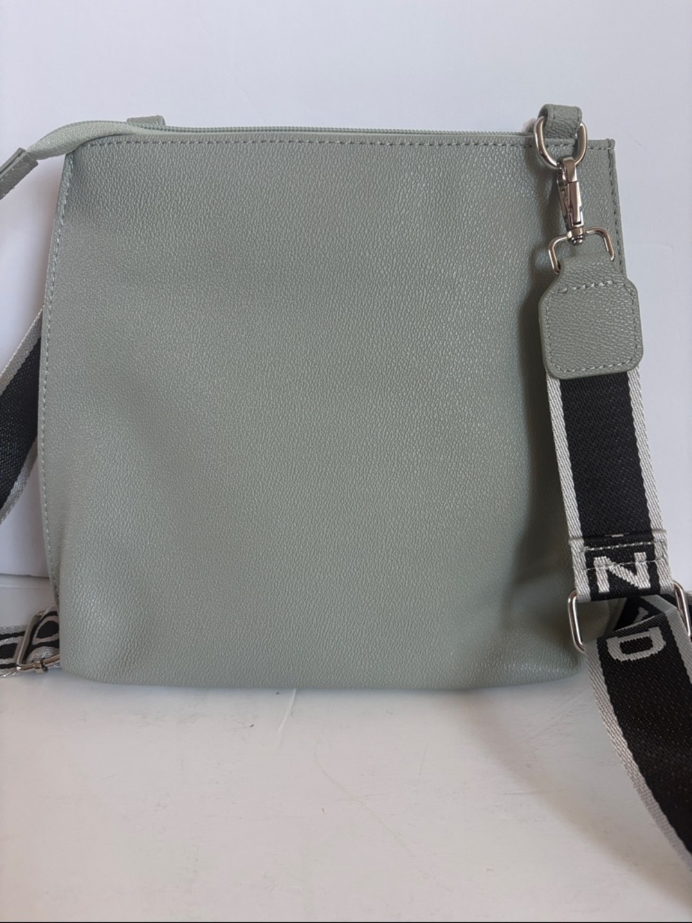 Izod sage green pebbled faux leather crossbody bag w removable adjustable strap - Picture 4 of 15